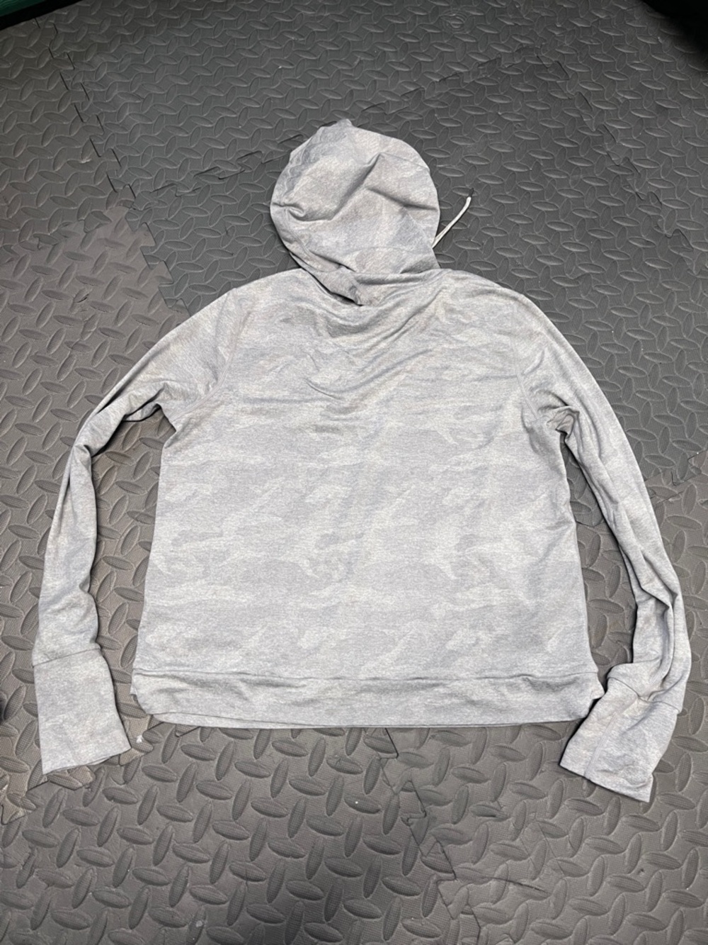 Vuori Halo Women’s S Light Gray Hooded Pullover camo - Picture 9 of 11